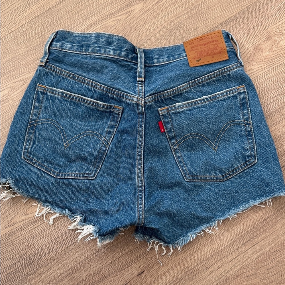Levi's Raw-Hem High-Rise Denim Shorts - Medium Blue